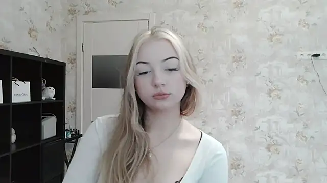 Snapshot of _LunaLush_ chatting on October 21, 6:25 am LunaLush online show from October 21, 6:25 am