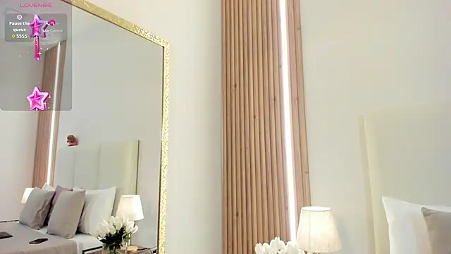 Snapshot of LaylaaSmith chatting on October 24, 11:06 am LaylaaSmith online show from October 24, 11:06 am