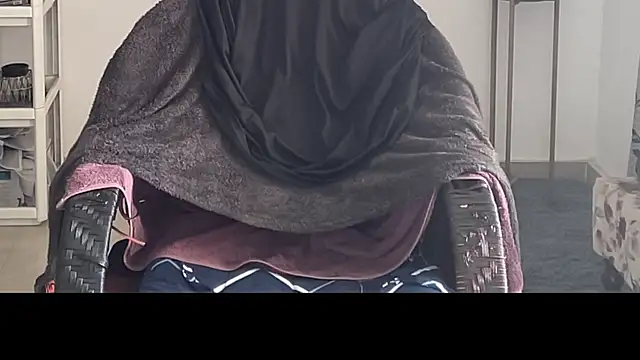 Snapshot of MakeMeAwareAah chatting on December 3, 7:16 am MakeMeAwareAah online show from December 3, 7:16 am