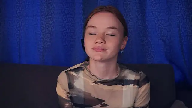 Snapshot of KarlynGow chatting on October 31, 6:47 am KarlynGow online show from October 31, 6:47 am