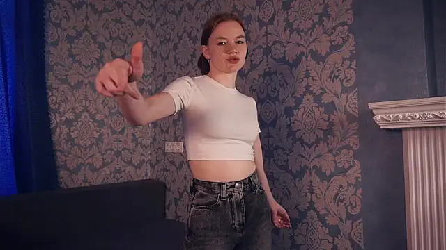 Snapshot of KarlynGow chatting on November 3, 6:36 am KarlynGow online show from November 3, 6:36 am