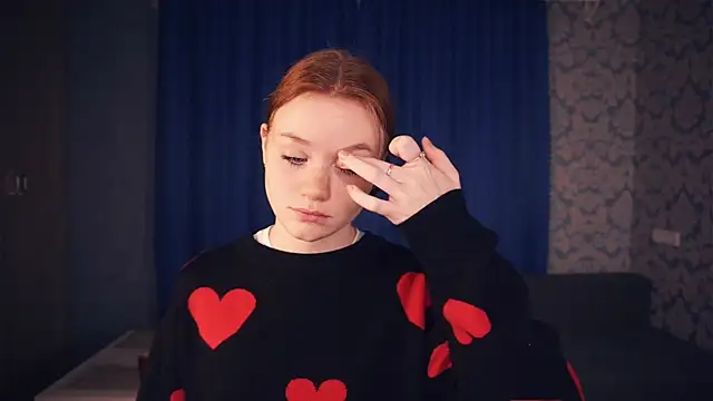 Snapshot of KarlynGow chatting on November 11, 6:24 am KarlynGow online show from November 11, 6:24 am