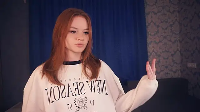 Snapshot of KarlynGow chatting on November 25, 6:46 am KarlynGow online show from November 25, 6:46 am