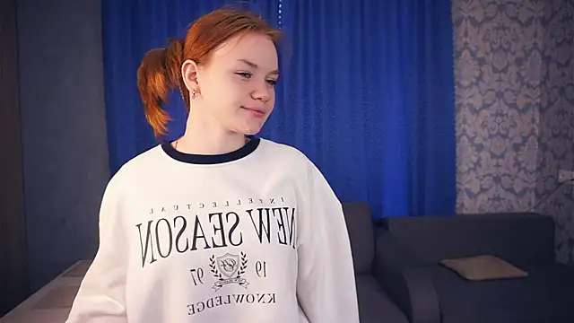 Snapshot of KarlynGow chatting on December 2, 7:03 am KarlynGow online show from December 2, 7:03 am