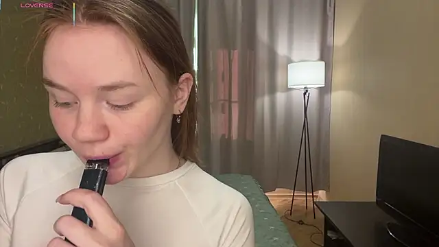 KarlynGow online show from February 18, 7:48 am