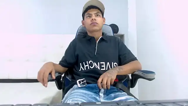 Snapshot of Yordi_Alpha chatting on October 24, 7:43 pm Yordi Alpha online show from October 24, 7:43 pm