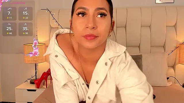 Snapshot of ameliebelle_ chatting on November 17, 2:01 pm ameliebelle online show from November 17, 2:01 pm