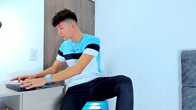 Nicolas Torres  online show from November 19, 4:01 am