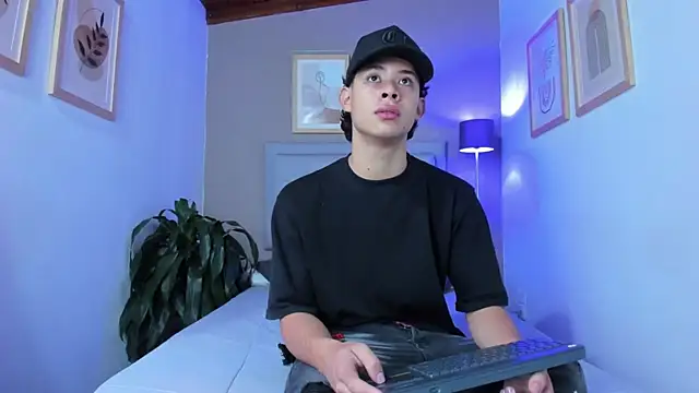 Snapshot of ApoloRicci chatting on October 27, 7:18 pm ApoloRicci online show from October 27, 7:18 pm