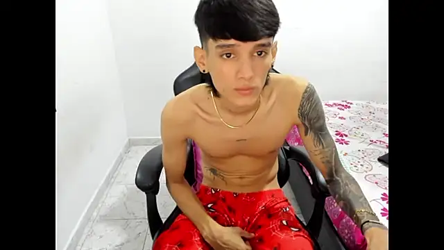 Snapshot of Stiwar_cute chatting on October 21, 10:54 pm Stiwar cute online show from October 21, 10:54 pm