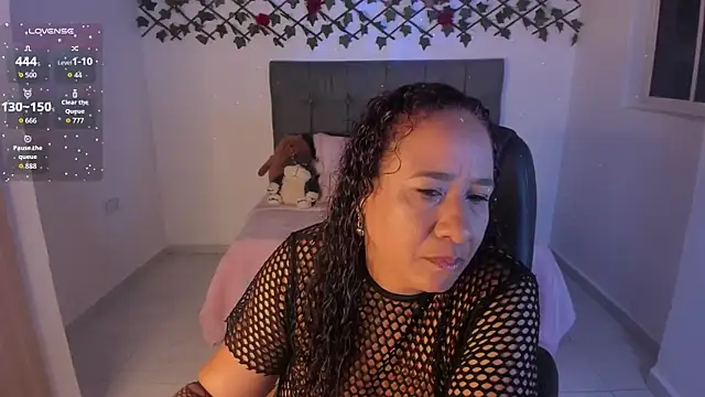 Snapshot of Karly_Closson chatting on November 4, 3:27 am Karly Closson online show from November 4, 3:27 am