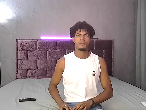 Snapshot of richardd2212 chatting on June 13, 1:31 pm richardd2212 online show from June 13, 1:31 pm