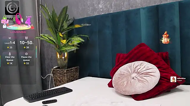 Roxie Anne online show from January 14, 6:19 am