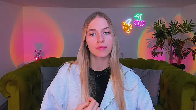 sassy cutie online show from November 28, 8:00 pm