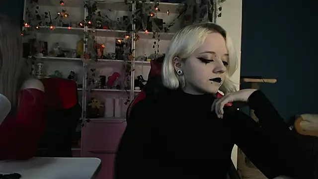 Snapshot of Holy_Mistress_S chatting on October 31, 10:49 am Holy Mistress S online show from October 31, 10:49 am