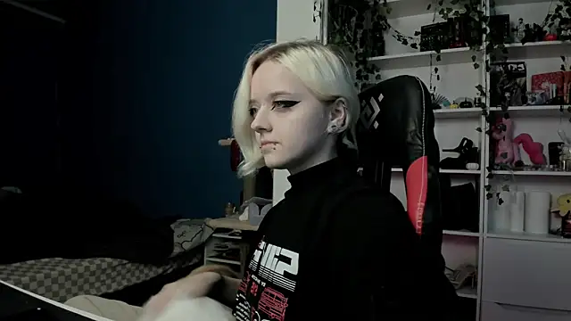 Snapshot of Holy_Mistress_S chatting on November 5, 9:42 am Holy Mistress S online show from November 5, 9:42 am