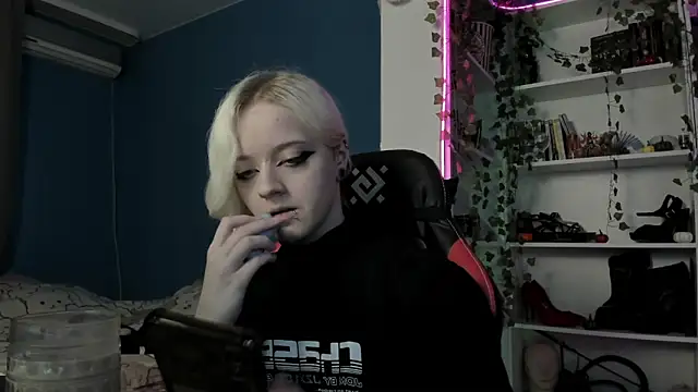 Snapshot of Holy_Mistress_S chatting on November 9, 9:29 am Holy Mistress S online show from November 9, 9:29 am