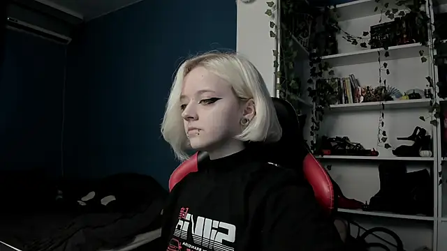 Snapshot of Holy_Mistress_S chatting on November 11, 9:09 am Holy Mistress S online show from November 11, 9:09 am