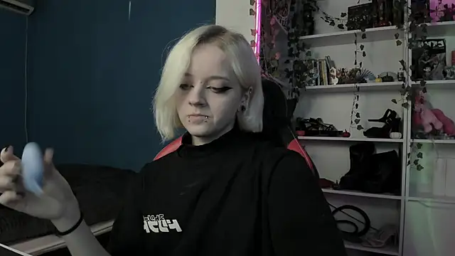 Snapshot of Holy_Mistress_S chatting on November 14, 9:30 am Holy Mistress S online show from November 14, 9:30 am