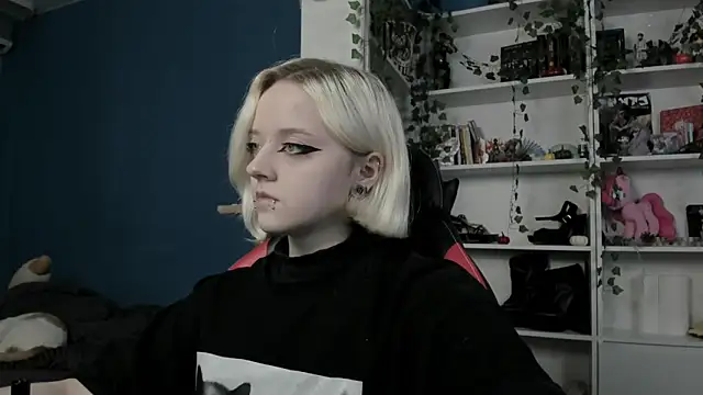 Snapshot of Holy_Mistress_S chatting on November 15, 9:17 am Holy Mistress S online show from November 15, 9:17 am