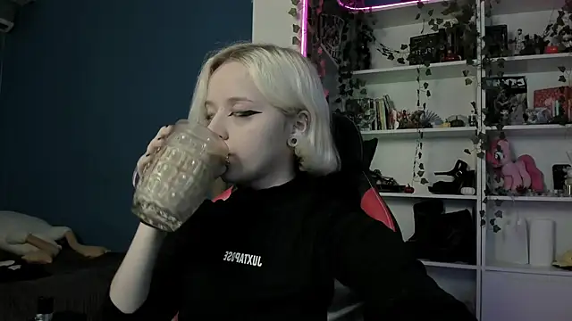 Snapshot of Holy_Mistress_S chatting on November 18, 9:25 am Holy Mistress S online show from November 18, 9:25 am