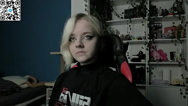 Snapshot of Holy_Mistress_S chatting on November 26, 9:32 am Holy Mistress S online show from November 26, 9:32 am