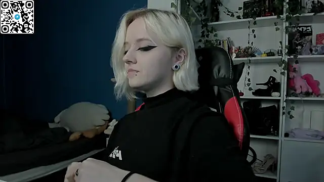 Snapshot of Holy_Mistress_S chatting on November 30, 9:35 am Holy Mistress S online show from November 30, 9:35 am