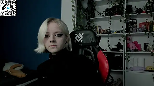 Snapshot of Holy_Mistress_S chatting on December 2, 10:31 am Holy Mistress S online show from December 2, 10:31 am