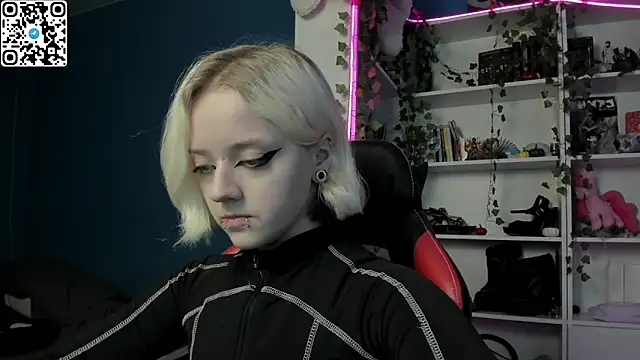 Snapshot of Holy_Mistress_S chatting on December 5, 10:13 am Holy Mistress S online show from December 5, 10:13 am