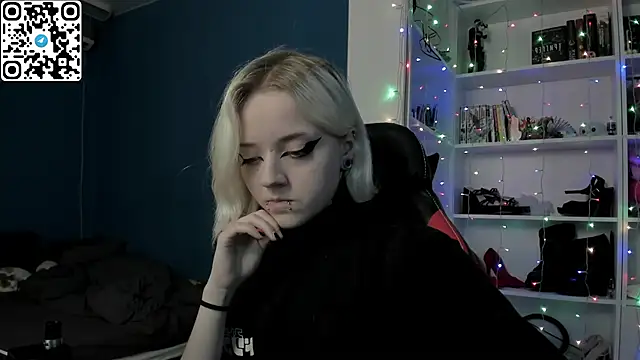 Snapshot of Holy_Mistress_S chatting on December 14, 10:31 am Holy Mistress S online show from December 14, 10:31 am