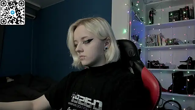 Snapshot of Holy_Mistress_S chatting on December 16, 9:36 am Holy Mistress S online show from December 16, 9:36 am