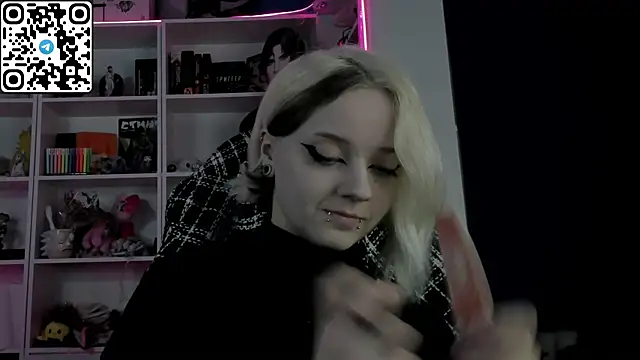 Snapshot of Holy_Mistress_S chatting on April 25, 9:12 am Holy Mistress S online show from April 25, 9:12 am