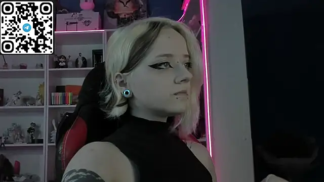 Snapshot of Holy_Mistress_S chatting on May 3, 8:09 am Holy Mistress S online show from May 3, 8:09 am