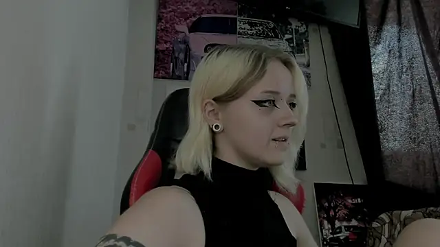 Snapshot of Holy_Mistress_S chatting on July 7, 7:56 am Holy Mistress S online show from July 7, 7:56 am