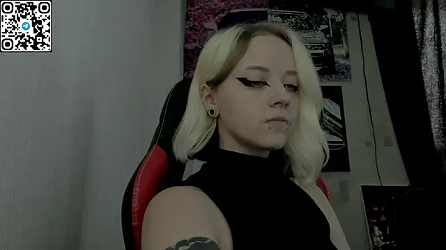 Snapshot of Holy_Mistress_S chatting on July 14, 8:08 am Holy Mistress S online show from July 14, 8:08 am