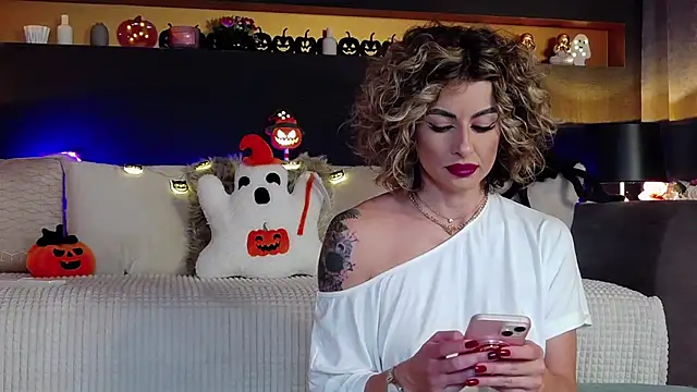 Snapshot of AnayseMaze chatting on October 26, 5:08 pm AnayseMaze online show from October 26, 5:08 pm