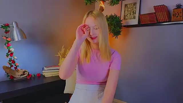 Snapshot of YungLyssy chatting on November 8, 3:18 am YungLyssy online show from November 8, 3:18 am