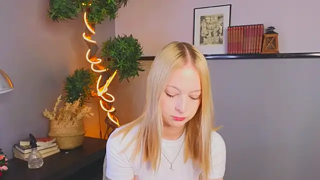 Snapshot of YungLyssy chatting on November 18, 3:23 am YungLyssy online show from November 18, 3:23 am