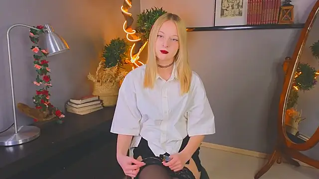 Snapshot of YungLyssy chatting on November 26, 3:18 am YungLyssy online show from November 26, 3:18 am