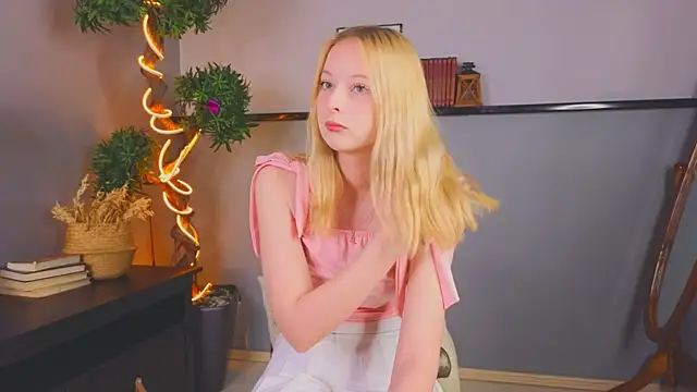 Snapshot of YungLyssy chatting on November 30, 2:37 am YungLyssy online show from November 30, 2:37 am