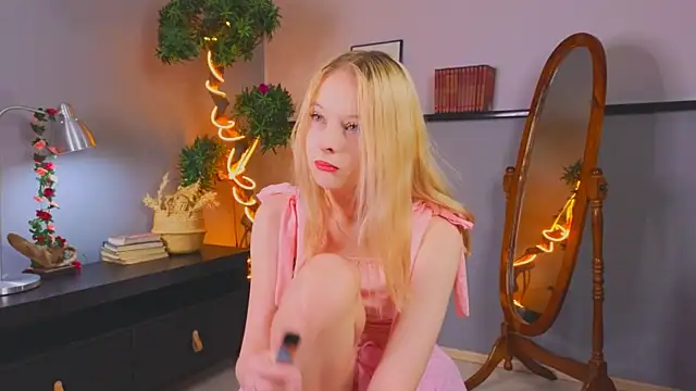 Snapshot of YungLyssy chatting on December 14, 3:01 am YungLyssy online show from December 14, 3:01 am