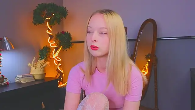 Snapshot of YungLyssy chatting on December 16, 4:17 am YungLyssy online show from December 16, 4:17 am