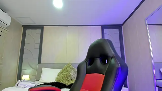 Nicoletta Whitee online show from November 11, 9:15 pm