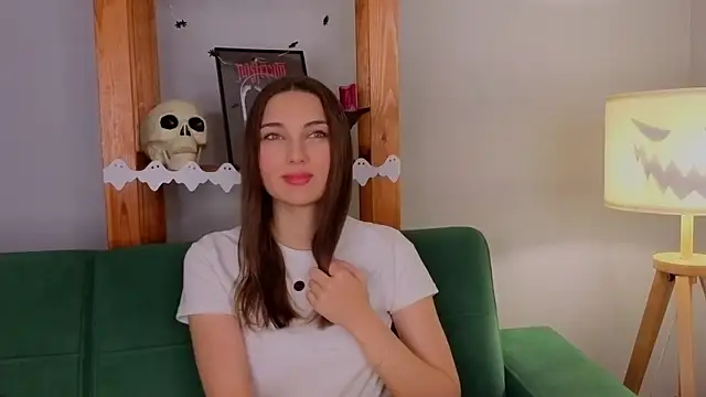 Snapshot of KateCahee chatting on October 31, 12:33 am KateCahee online show from October 31, 12:33 am