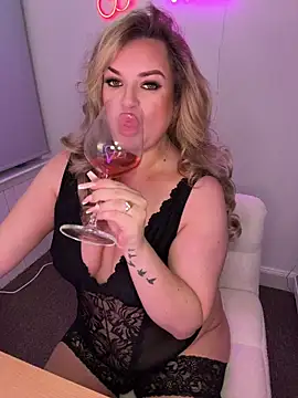 Snapshot of Scottish_Milf_Bella_xo chatting on November 3, 9:27 pm Scottish Milf Bella xo online show from November 3, 9:27 pm