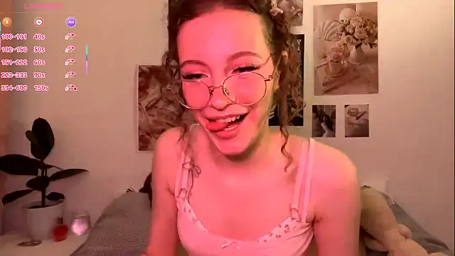 Snapshot of Kira_Sanders chatting on November 18, 6:34 pm Kira Sanders online show from November 18, 6:34 pm