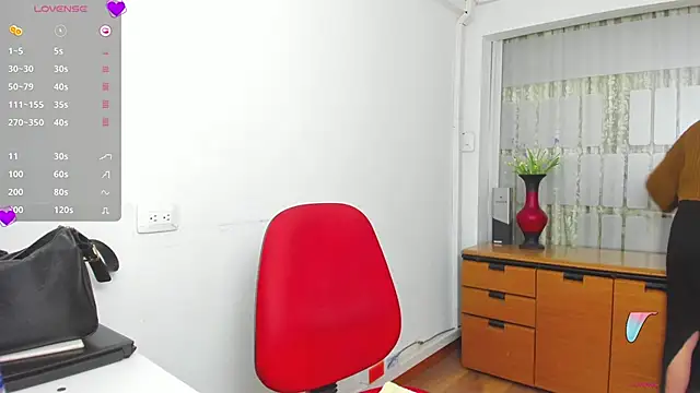 Snapshot of chloehanna chatting on November 18, 6:01 pm chloehanna online show from November 18, 6:01 pm