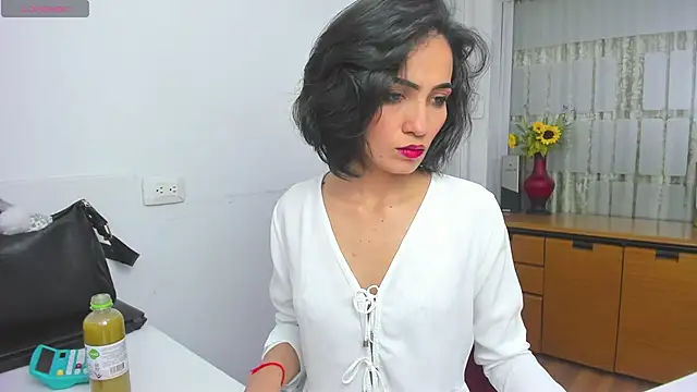 Snapshot of chloehanna chatting on December 15, 7:29 pm chloehanna online show from December 15, 7:29 pm