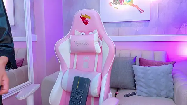 Snapshot of AdelineJhones chatting on October 24, 1:29 pm AdelineJhones online show from October 24, 1:29 pm