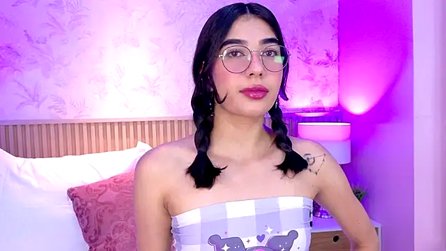 Snapshot of AdelineJhones chatting on November 9, 2:26 pm AdelineJhones online show from November 9, 2:26 pm